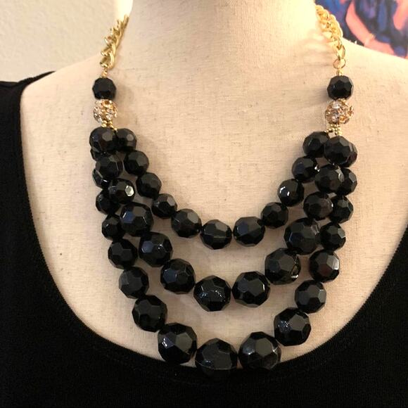 Black 3 strand chunky bead necklace. 16-18” long lobster clasp e” extension - Picture 2 of 4